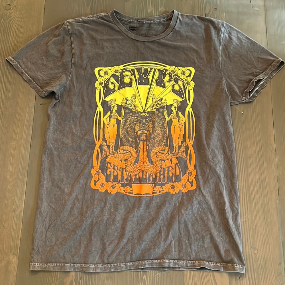 Levi’s Graphic Tee, Size Medium